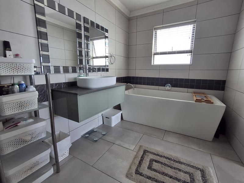 5 Bedroom Property for Sale in Sandy Point Western Cape